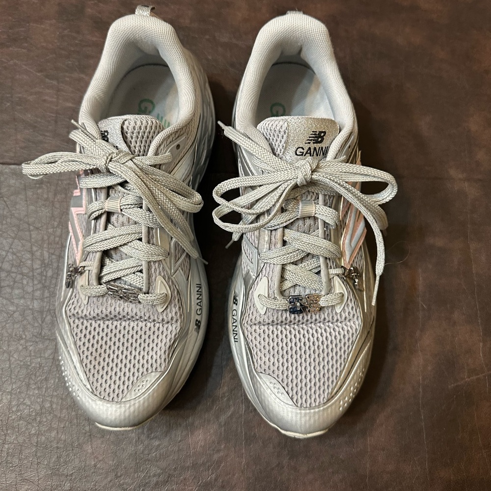 New Balance Ganni X Fresh Foam Trainer Silver Metallic Pink UTRNGA Unisex M8.5